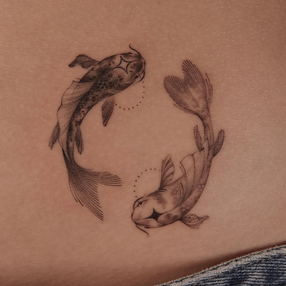 tatuaje línea fina yin Yang en antebrazo Medellín