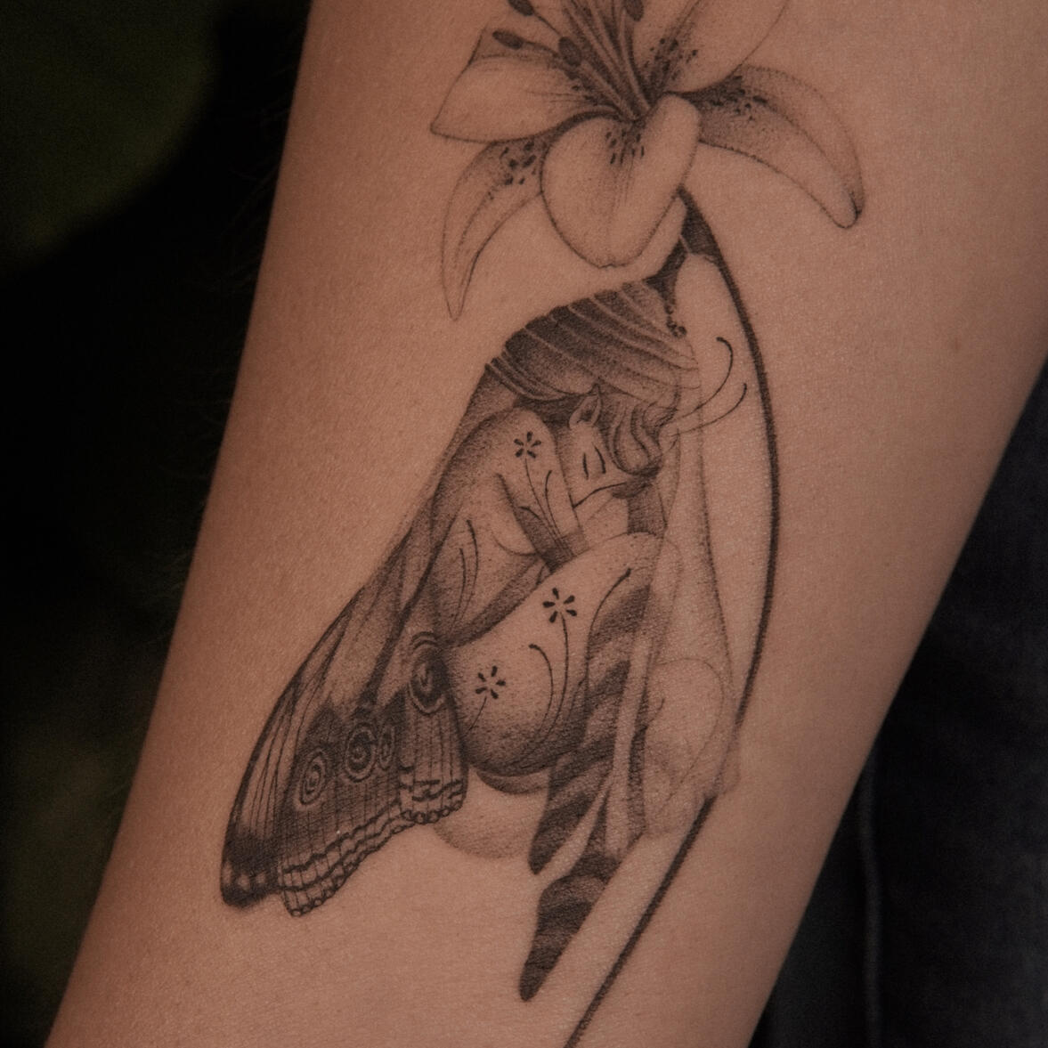 tatuaje fineline transformacion mariposa en antebrazo Medellín