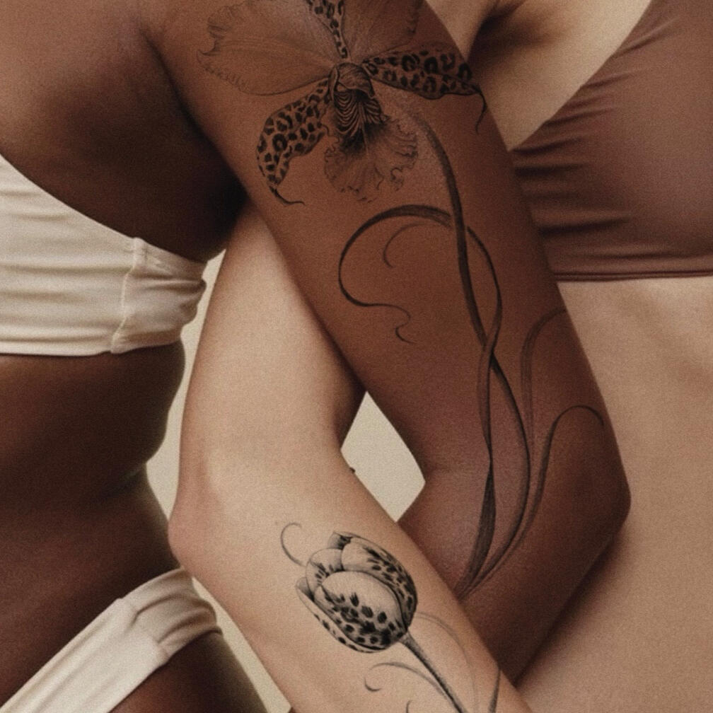 Tatuaje de orquídea en el brazo en medellin