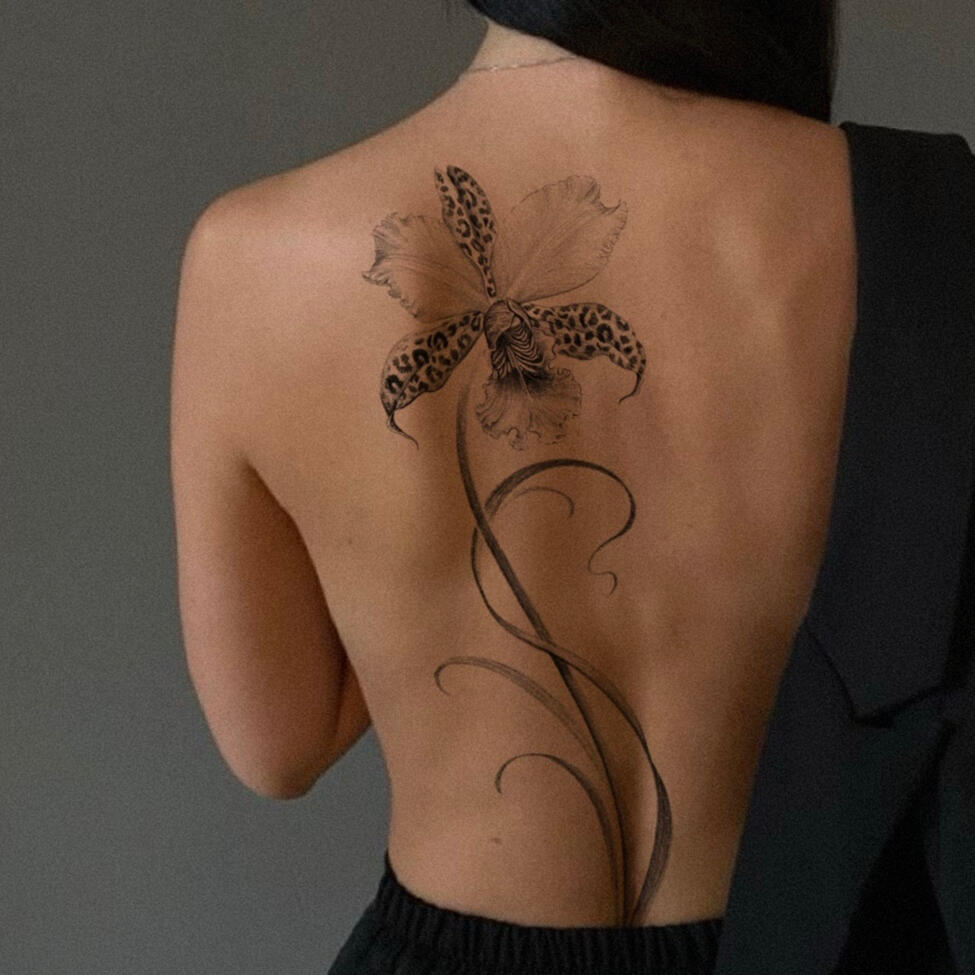 Tatuaje de orquídea en la espalda en medellin