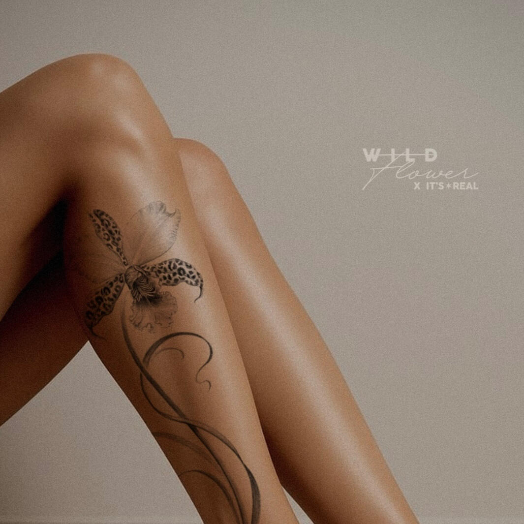 Tatuaje de orquídea en la pierna en medellin